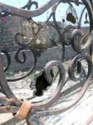 مايو نيوز - تعرض منزل نجل اﻷستاذ عبده محمد الجندي- عضو اللجنة العامة للمؤتمر الشعبي العام- الناطق الرسمي للمؤتمر وأحزاب التحالف الوطني الديمقراطي- بمنطقة الجند (شمال شرق مدينة تعز) فجراليوم لهجوم مسلح بالاسلحة الرشاشة والبوازيك نتج عنه أضراراً كبيرة في المنزل.